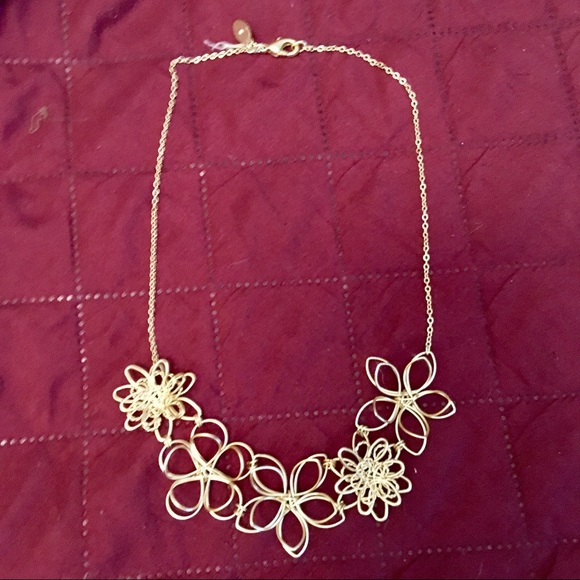 SOLD🎖🆕 LOFT Gold Floral Statement Necklace - Picture 3 of 8